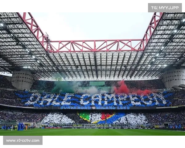 米兰南看台展示巨型TIFO，致敬马尔蒂尼退役周年